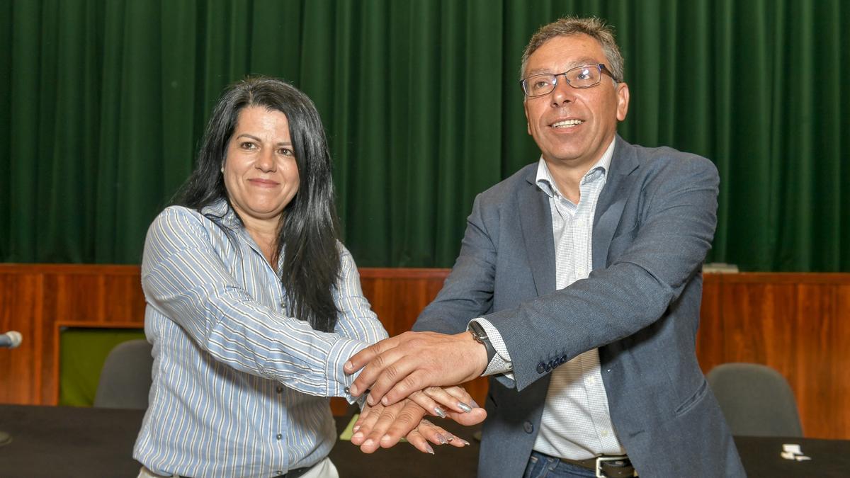 Francisco Atta junto a Fabiola Calderin, tras firmar el  pacto de gobierno. | Fotógrafo: Juan Carlos Castro