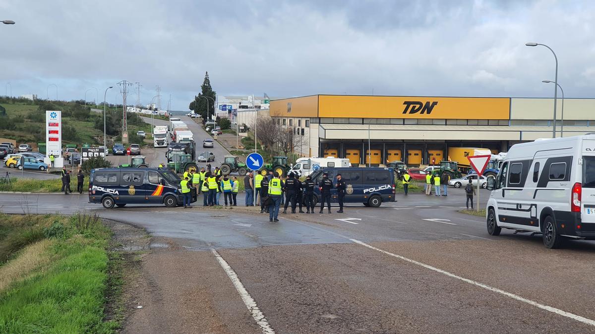 Agricultores y ganaderos se movilizan en el polígono El Prado de Mérida