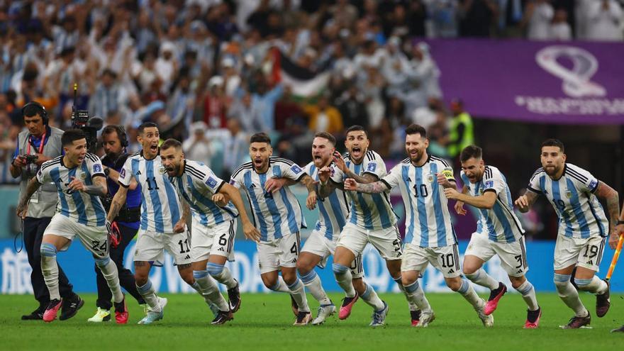 La satisfacció dels jugadors argentins després del penal decisiu. |  | REUTERS/KAI PFAFFENBACH