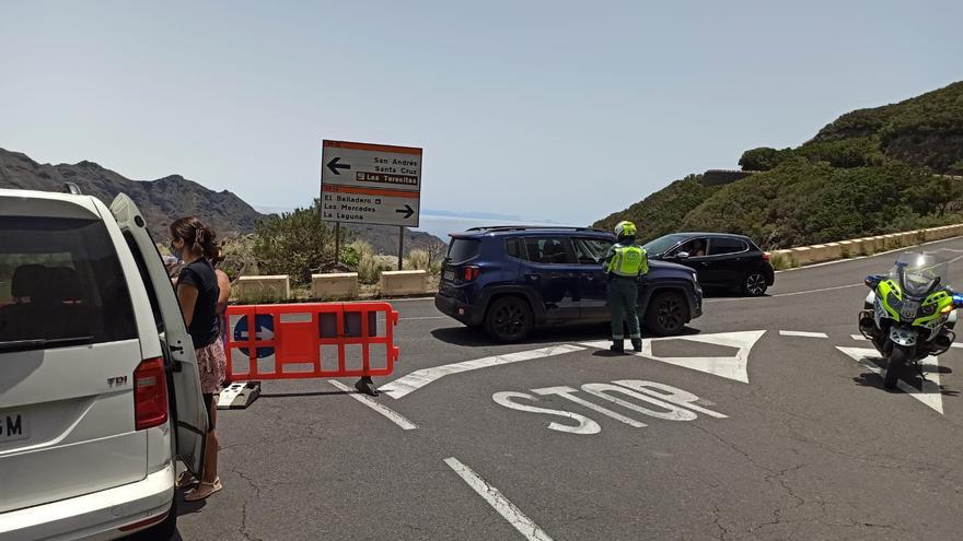 «La terraza vacía y la carretera cerrada»