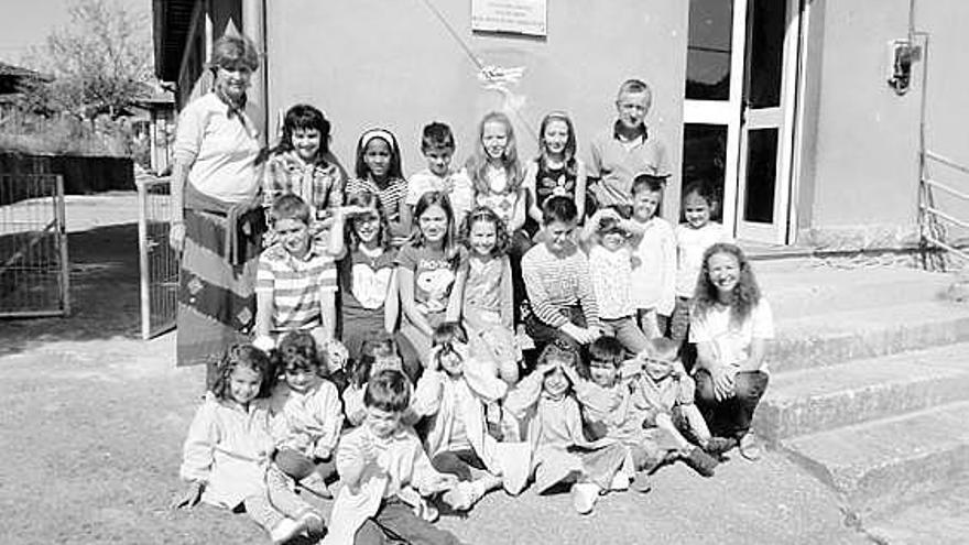 Los alumnos de la escuela de Mestas, con los maestros Gustavo Fernández, Isabel Valverde y Encar Somonte.