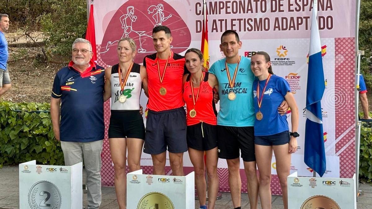 Susana Guisado (en el centro de rojo), atleta adaptada de Almassora en categoría T12 con discapacidad visual, junto a su guía, el tambiémn almassorí Nacho Safont.