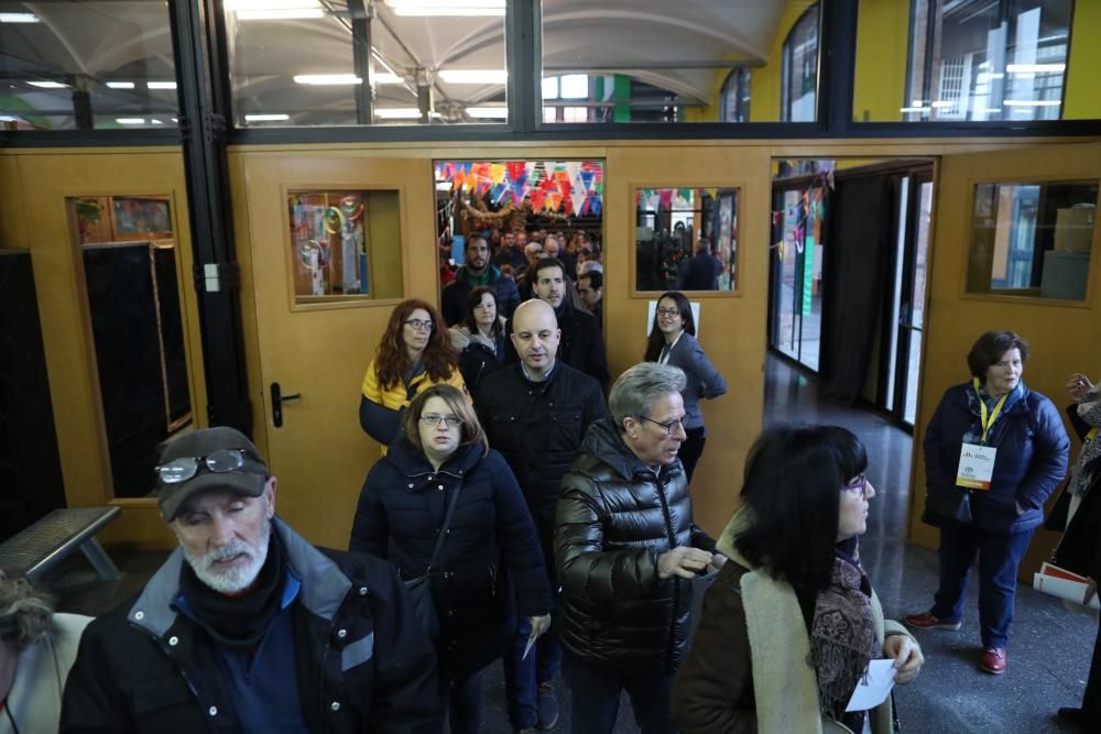 Ciudadanos esperan para depositar su voto