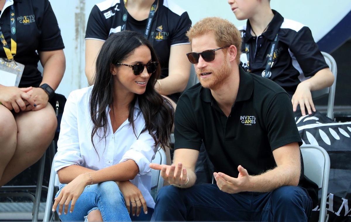 El príncipe Harry y su novia charlan distraídamente en los Invictus Games 2017