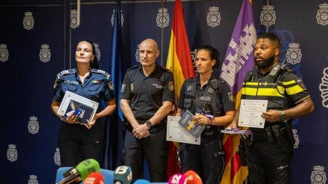 El jefe de la Policía Nacional de Baleares, José antonio Puebla, este jueves con los agentes de las patrullas mixtas.