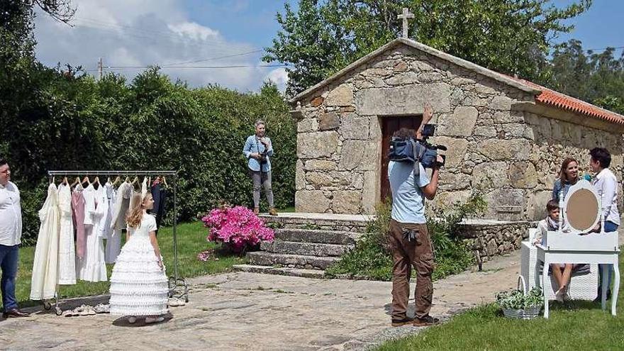 Zarcillos, A Tenda de Fraber, Regaliz, Emecé Fotógrafos, Xeloira y Pazo de Xerlís atrajeron ayer la atención de la TVG. // Bernabé / Juan Carlos Asorey