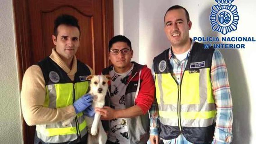 Los agentes con el cachorro y con el dueño del perro.