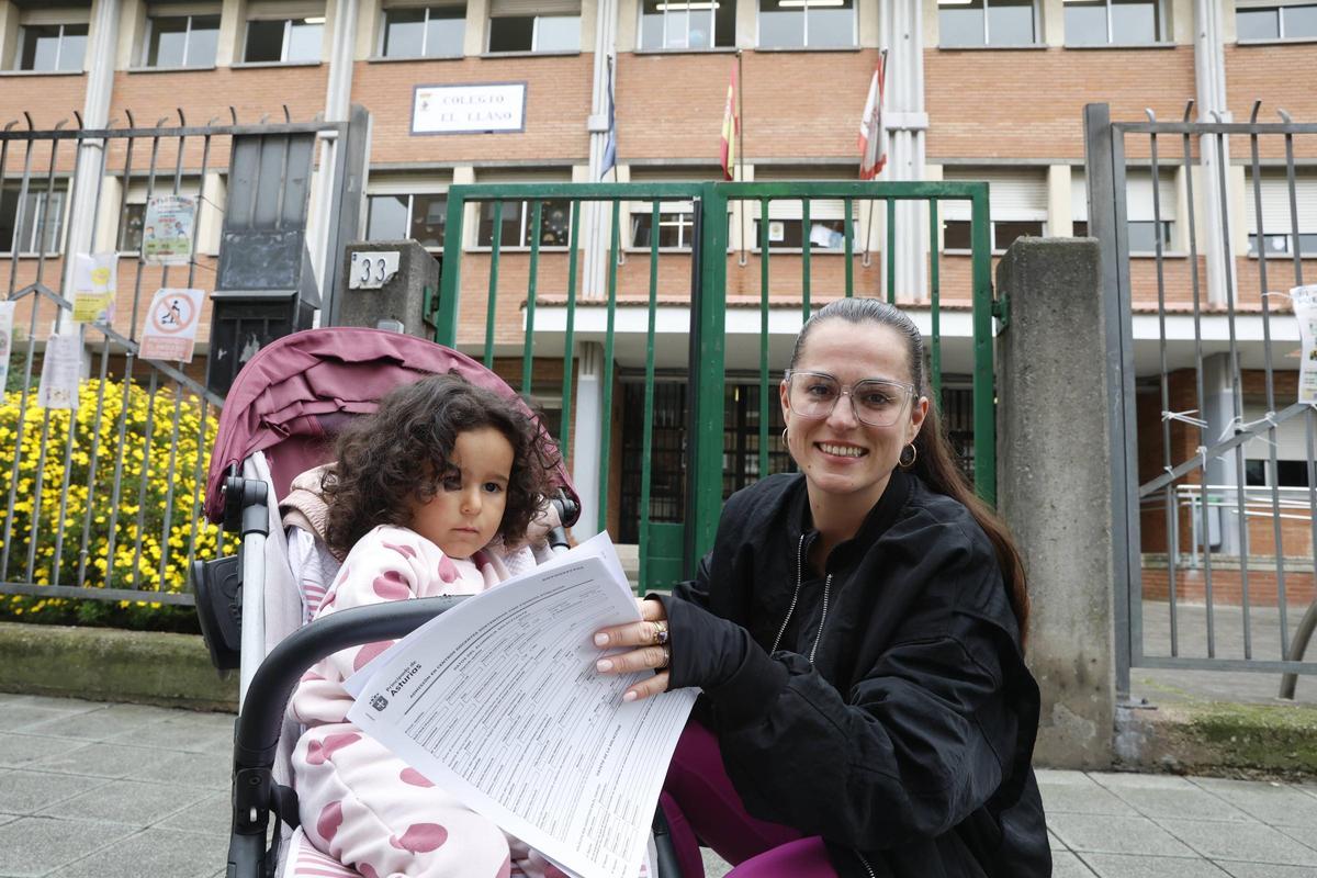 Abigaíl Sánchez, este martes, junto a su hija Yasmina Larhzouli en el CEIP El Llano.