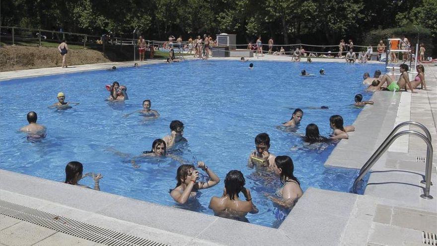 Miles de personas acuden a las piscinas cacereñas