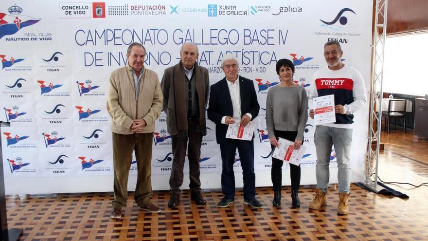 De izquierda a derecha, José Antonio Portela, vicepresidente del Náutico; Rafael Tapias, presidente del RCNV; Manel Fernández, concejal de Deportes; Ángela Pereira, responsable de la sección de Natación Artística, y Miguel Ángel Yagüe, delegado de la sección.