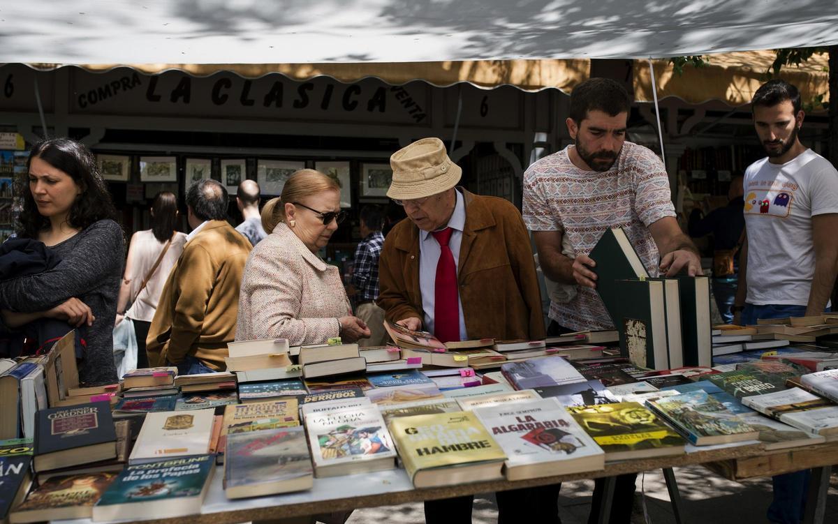 Ambiente de la Cuesta de Moyano un domingo.