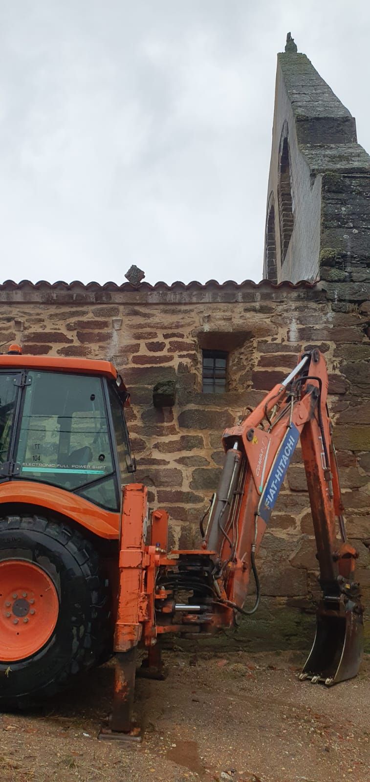 GALERÍA | Una fuerte tormenta daña la iglesia de Villanueva de Valrojo