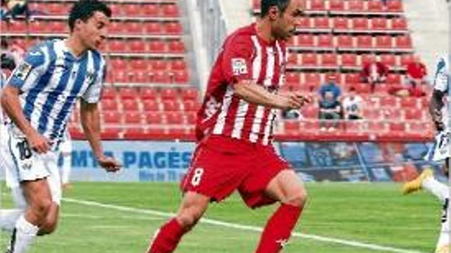 Diego Aguirre persegueix Eloi Amagat, en el Girona-Leganés (2-1).