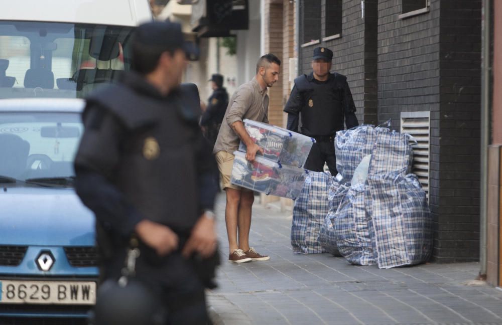 Desalojo de viviendas ocupadas en un edificio de Orriols