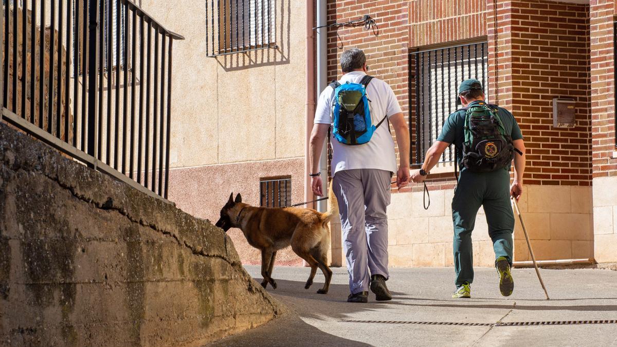 La Guardia Civil ha rastreado el pueblo con perros.