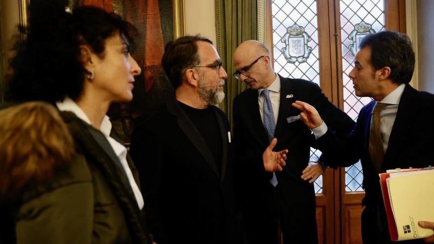 Nacho Cuesta, a la derecha, habla con el concejal Juan Álvarez (PSOE) en presencia de otros ediles socialistas antes del Pleno de aprobación inicial del convenio de La Vega, el pasado 28 de diciembre.