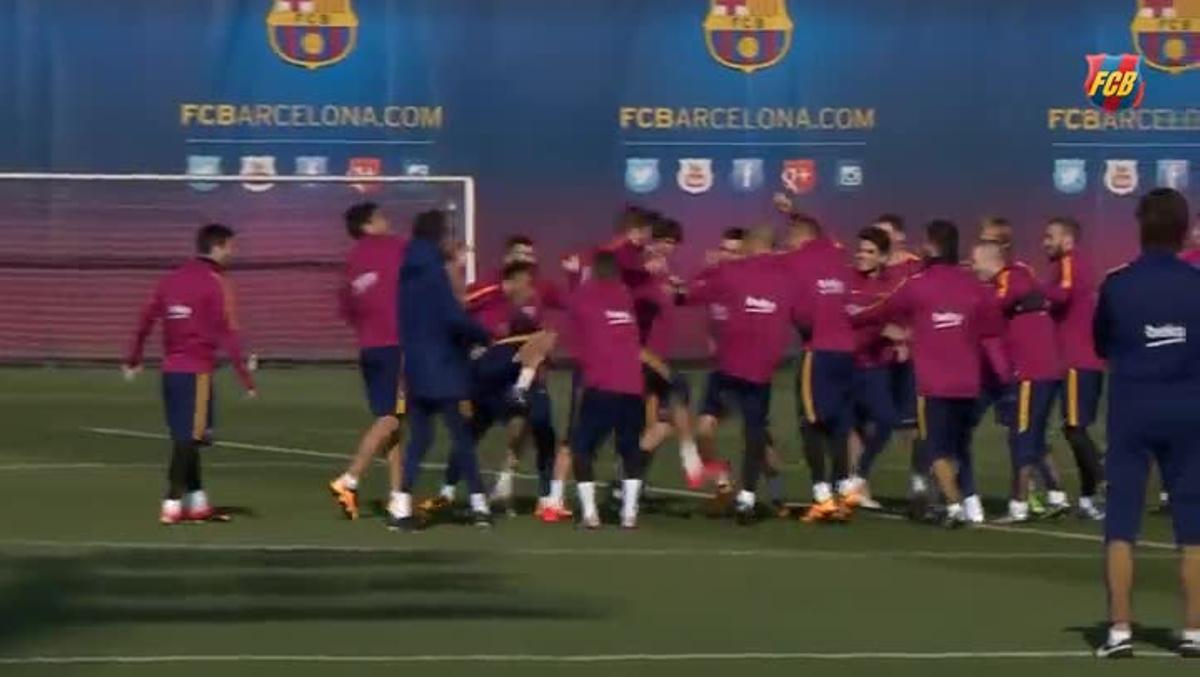 Los jugadores del Barça felicitaron a Piqué... ¡con collejas!