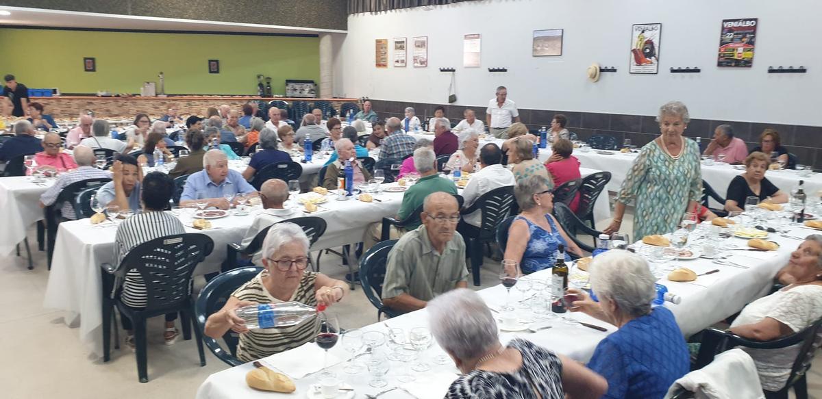 La asociación de jubilados de Venialbo honran a San joaquín y Santa Ana