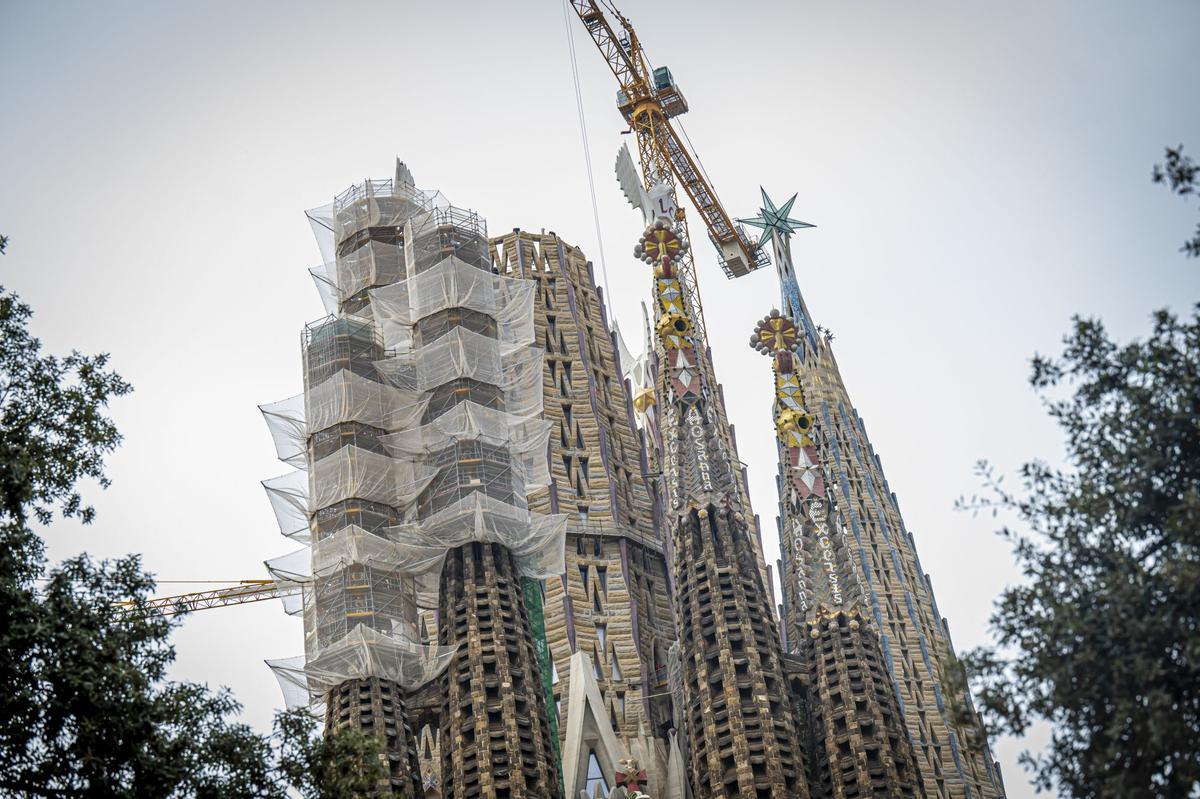 Dos colosales figuras de mármol griego de Thasos, el más blanco del mundo, aguardan a los pies del templo de la Sagrada Família para ser alzadas en octubre a la cima de las torres dedicadas a los evangelistas Juan y Mateo, la primera, como marca la tradición cristiana, un águila, y la segunda, con un esculpido que a veces confunde incluso a los más creyentes, con el aspecto de un hombre alado, sin que eso sea exactamente un ángel.