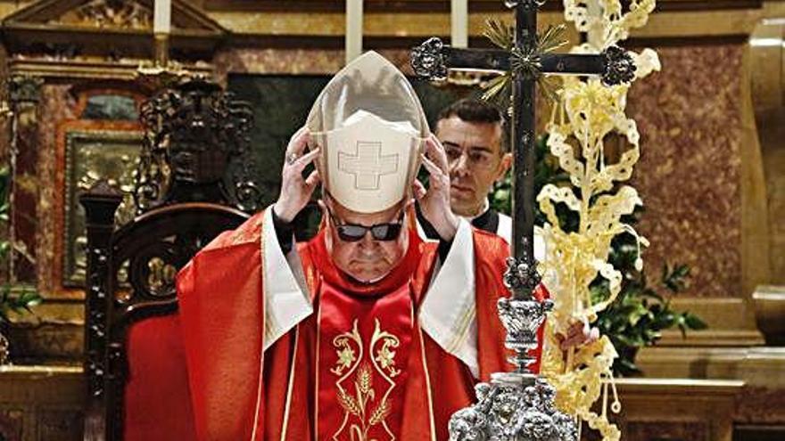 El obispo ofició la misa con gafas de sol por una reciente operación de cataratas.