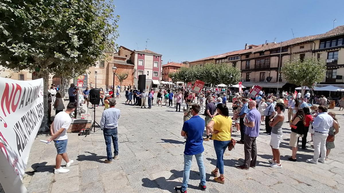 Asistentes a la movilización escuchan a la representante de un colectivo que secundó el acto