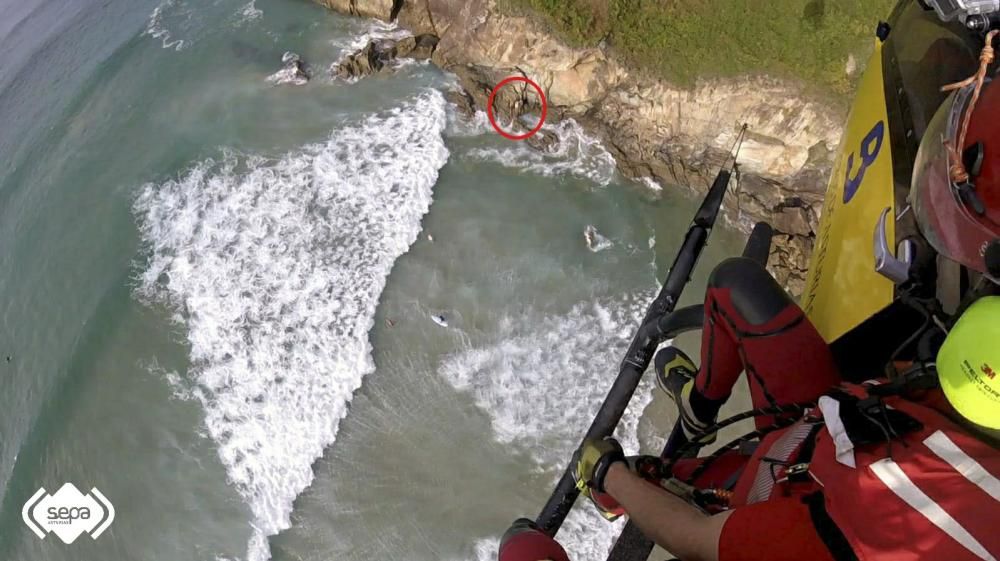 Rescate en Aguilar de varios bañistas atrapados en las rocas