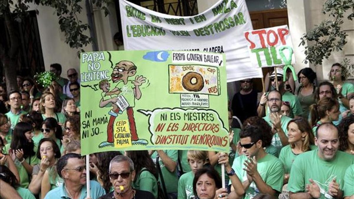 Docentes protestan frente a la sede del Parlament balear.