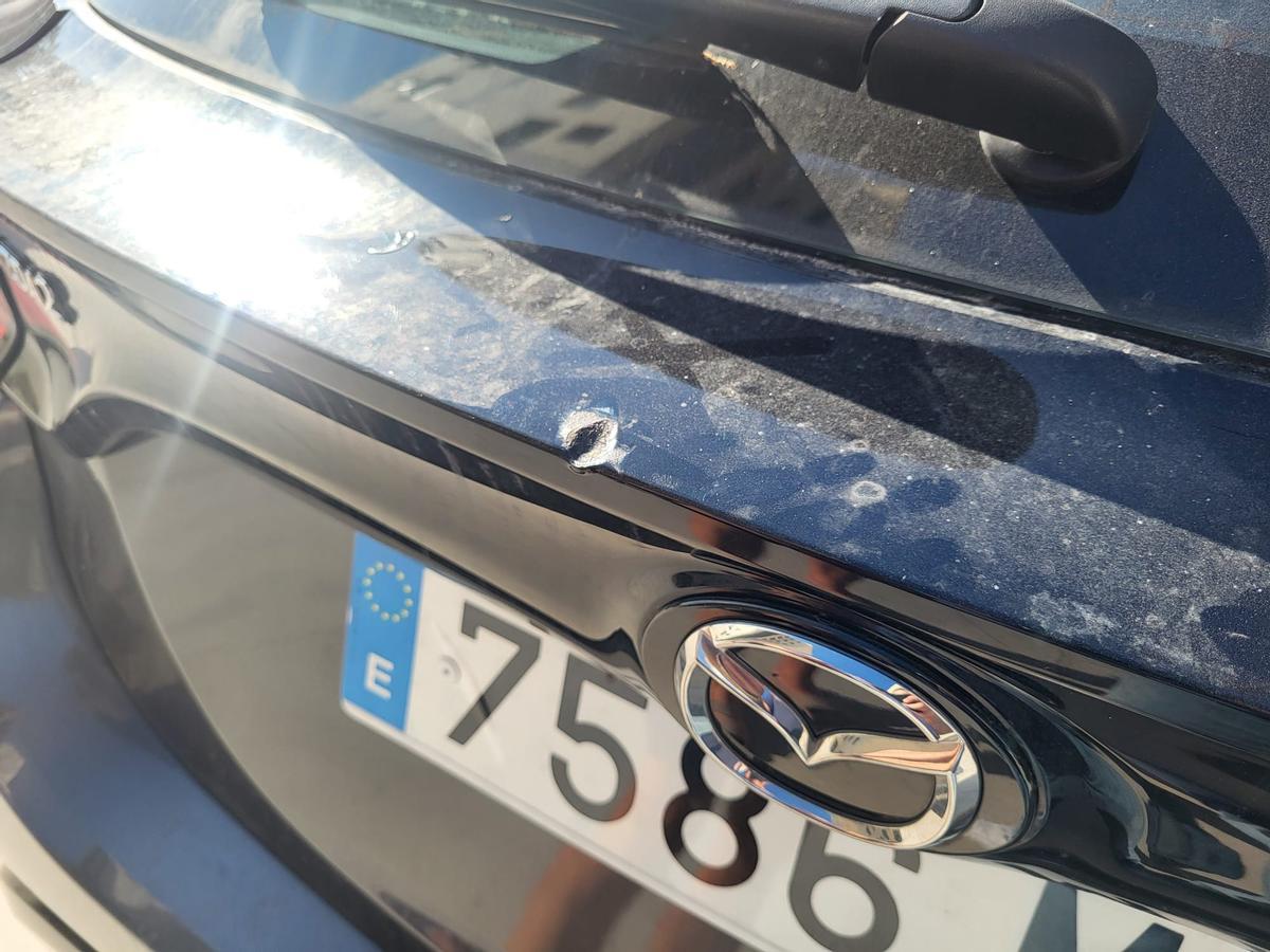 Pieza de un coche, quemada por dos pavesas.