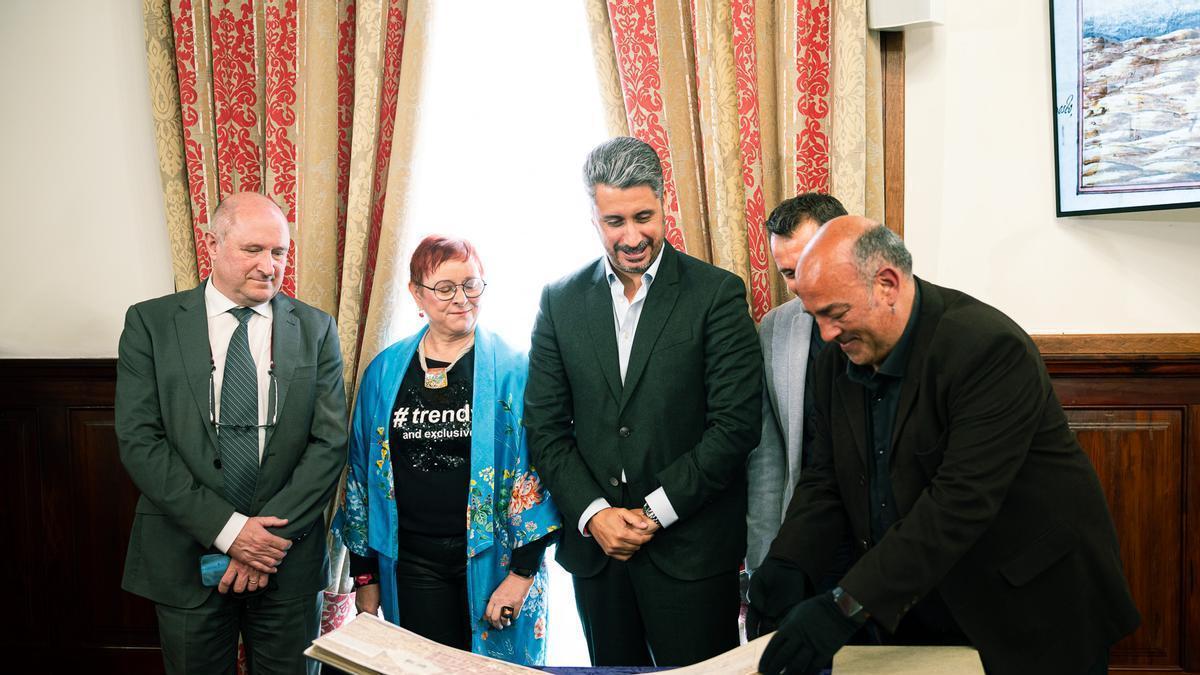 Se está trabajando para que el facsímil pueda viajar, en el futuro, a las distintas ciudades canarias representadas en los planos de Torriani.
