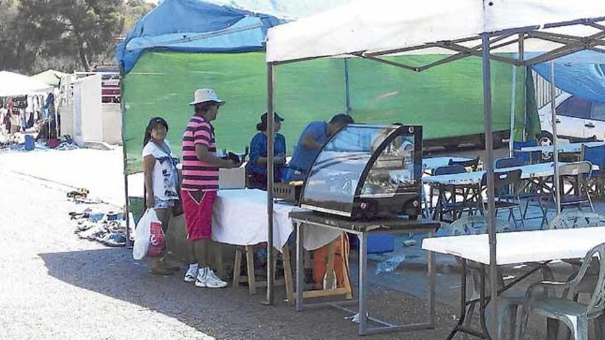 Un mercado pintoresco en el que se mezcla todo.