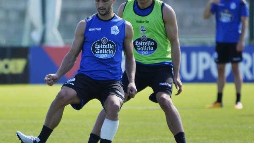 Andone, ayer en Abegondo junto a Fabian Schär.