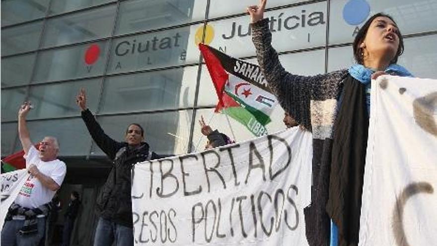 Protesta de los activistas, ayer, en la Ciudad de la Justicia.