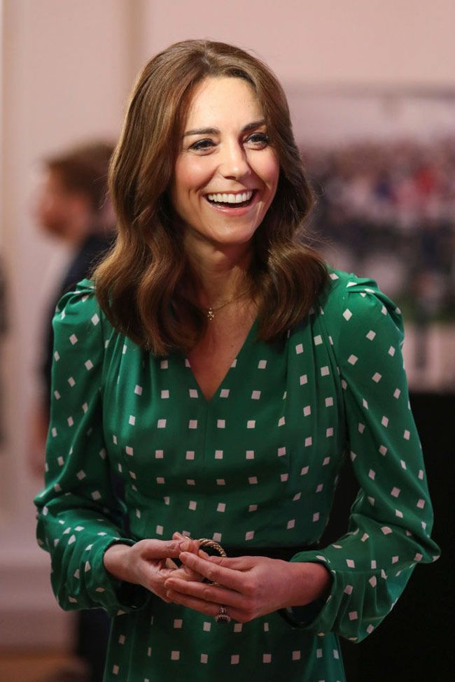 Este mono de lunares de Mango triunfará entre las invitadas que adoran el  estilo 'royal' porque es igualito que el vestido verde de Kate Middleton -  Woman