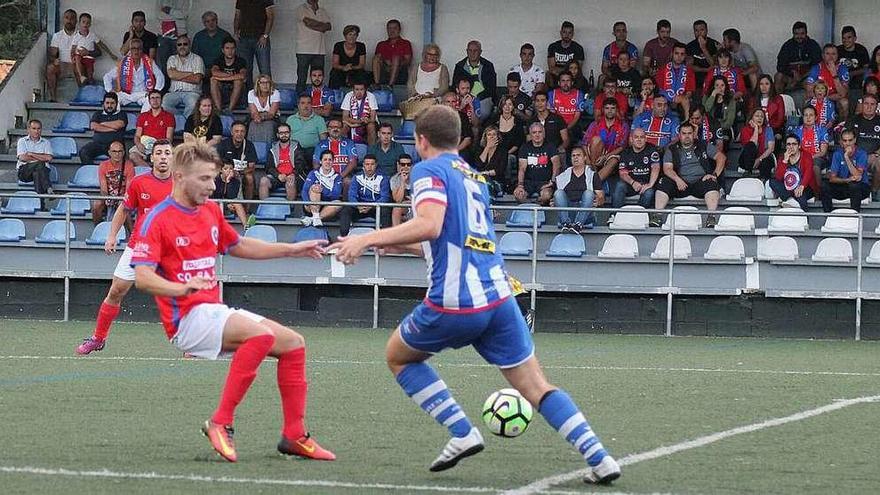 Decenas de aficionados de la UD Ourense se dieron cita ayer en A Gándara. // Yedra Seara