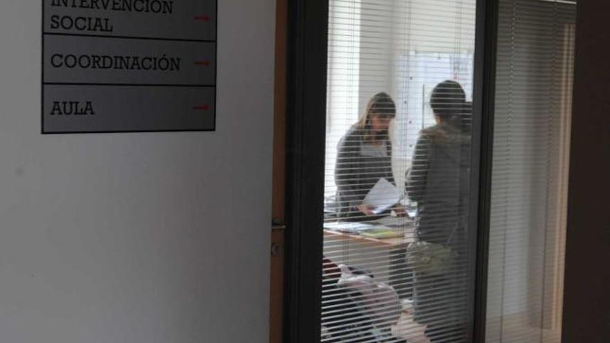 Una de las oficinas de la sede de Cruz Roja en Pola de Siero.