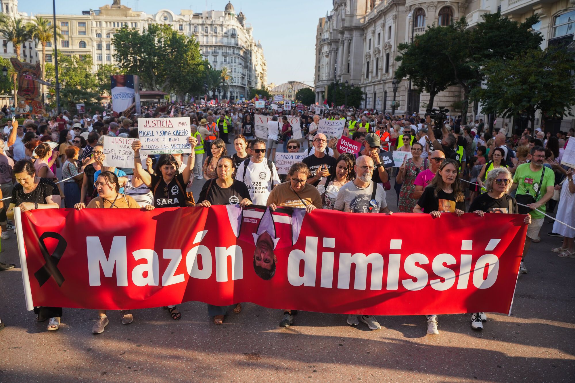 Decenas de personas durante una manifestación para reclamar la dimisión del presidente de la Generalitat, Carlos Mazón, a 29 de junio de 2025, en Valencia, Comunidad Valenciana (España). Esta es la octava manifestación que se realiza para pedir la dimisión del presidente de la Generalitat por su gestión de la dana, que arrasó la provincia de Valencia el pasado 29 de octubre, dejando más de 200 víctimas mortales y miles de afectados. Está convocada por más de 200 entidades cívicas, sociales y sindicales, las asociaciones de víctimas, los Comités Locales de Emergencia y Reconstrucción (CLER) y el Acuerdo Social Valenciano. 29 JUNIO 2025 Jorge Gil / Europa Press 29/06/2025. Jorge Gil;