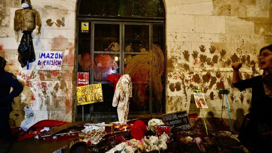 Barro y gritos en la puerta del Palau de la Generalitat: "¡Queremos justicia por los muertos!"
