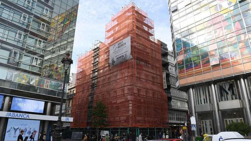 O edificio de Rúa Nueva, co andamio e a tea protectora por diante.