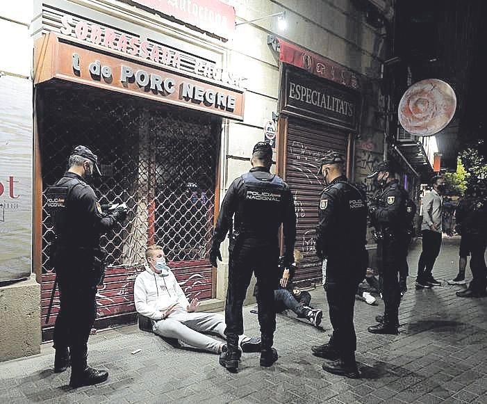 Agentes hablan ayer con un turista tras controlar que no se repitiera la protesta.