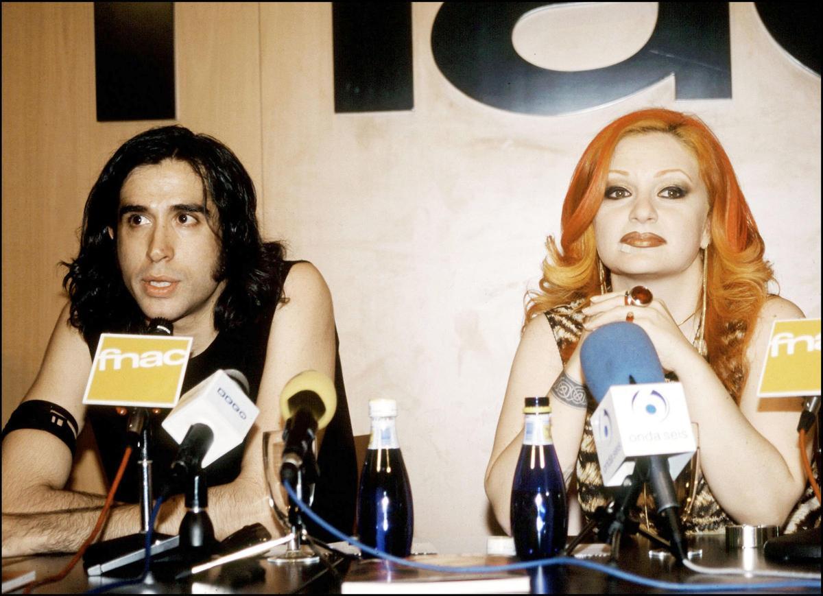 Alaska y Mario Vaquerizo durante la presentación del libro 'Alaska' en 2001.