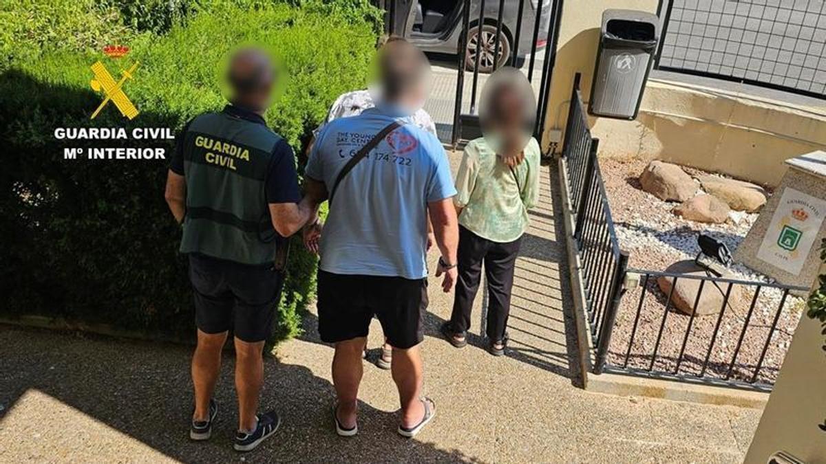Un guardia civil custodia a los tres detenidos