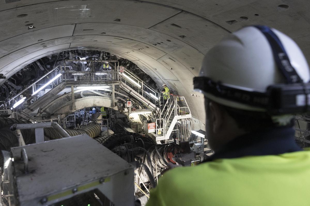 En el interior de la tuneladora de la L9 del metro