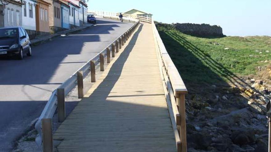 Rampa de madera para el acceso a la playa de Fedorento.