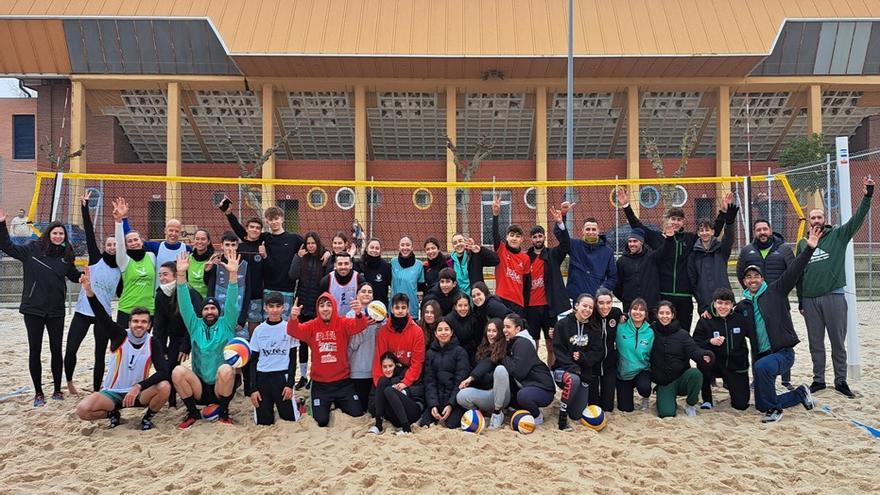 Cuarenta participantes en el Torneo Rey de Pista de voley playa en Don Benito