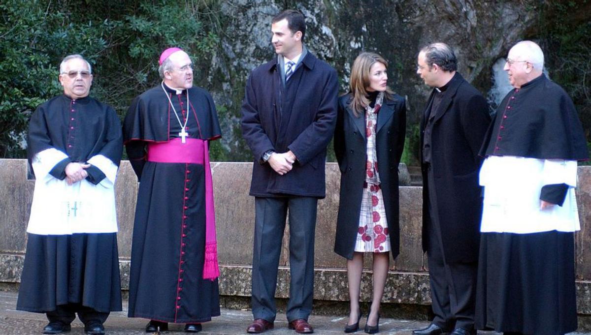 Diéguez, a la izquierda, junto al entonces arzobispo de Oviedo, Carlos Osoro, los Príncipes de Asturias, y otros acompañantes, en Covadonga. | JESÚS FARPÓN