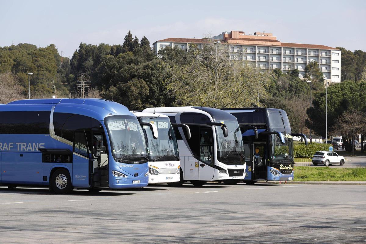 Quatre autobusos estacionats a l'aparcament de Fontajau, aquest dilluns.