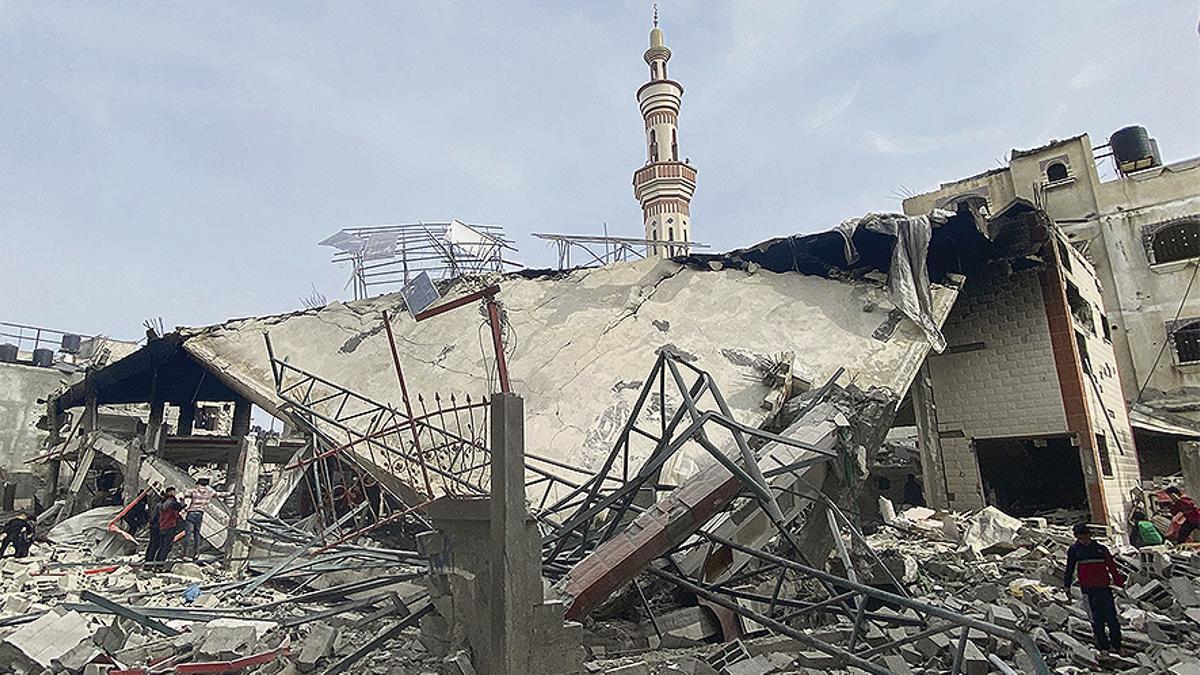 Destrozos en la mezquita de Al Hudda, en Rafah, tras el ataque Israelí