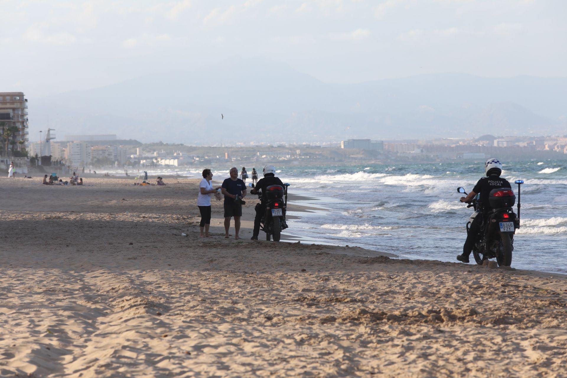 La policía desaloja la playa de Arenales en la noche de San Juan