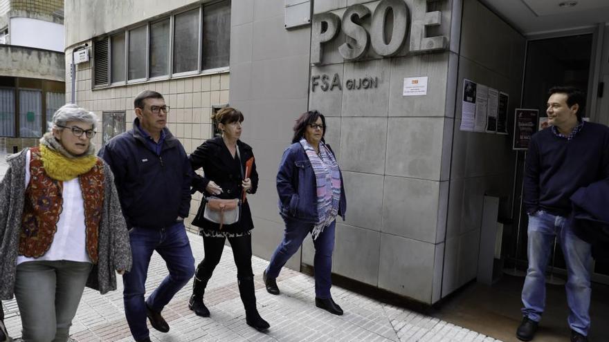 Ana González, primera por la izquierda, a su llegada esta mañana a la Casa del Pueblo de Gijón.