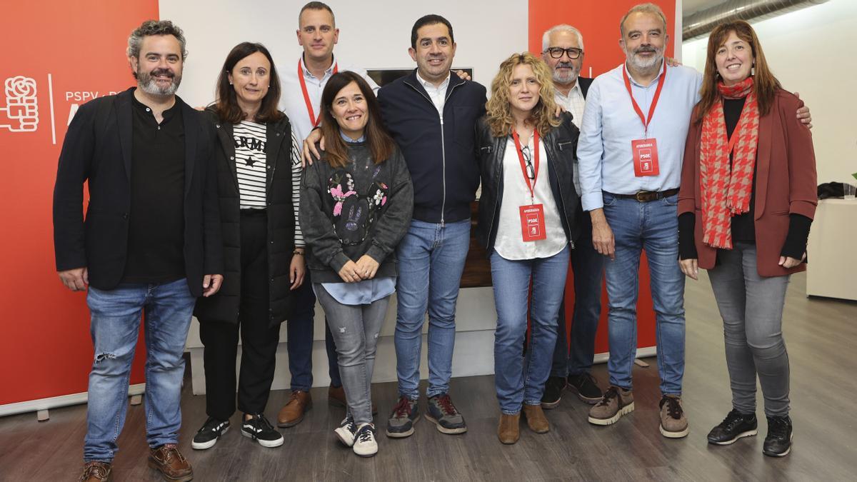 Los nueve ediles con representación del PSOE, ayer en la sede del partido tras conocer los resultados.